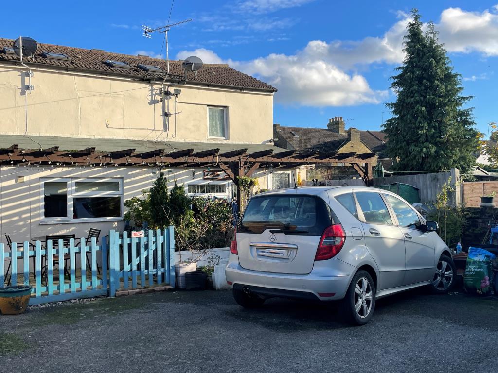 Lot: 58 - FREEHOLD ONE-BEDROOM HOUSE FOR INVESTMENT -